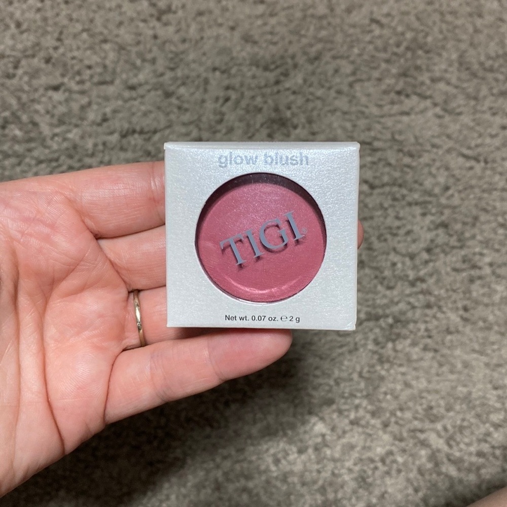 TIGI blush in the shade Lovely. This is a discontinued color! Brand new !